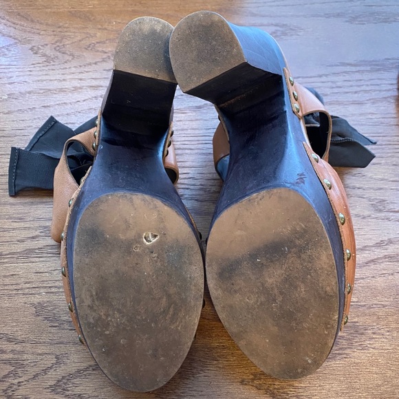 Hinge- Leather upper with wooden block heel - Picture 13 of 15